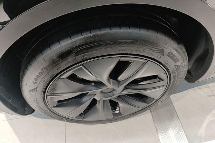 Used Tesla Model Y 2023 Rear-Wheel-Drive Version Left Front Wheel Hub
