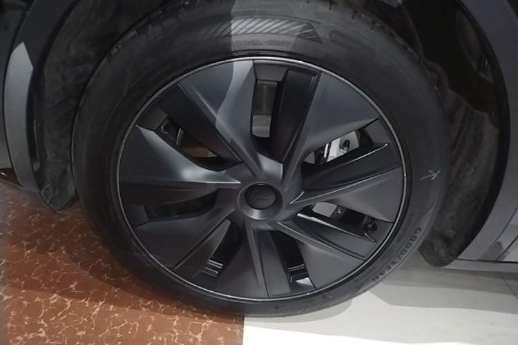 Used Tesla Model Y 2023 Rear-Wheel-Drive Version Left Front Wheel Hub