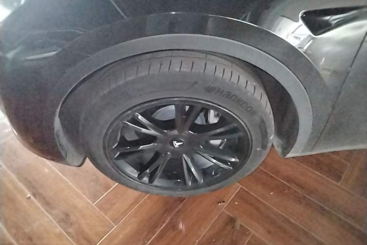 Used Tesla Model Y 2023 Long-Range All-Wheel-Drive Version Left Front Wheel Hub