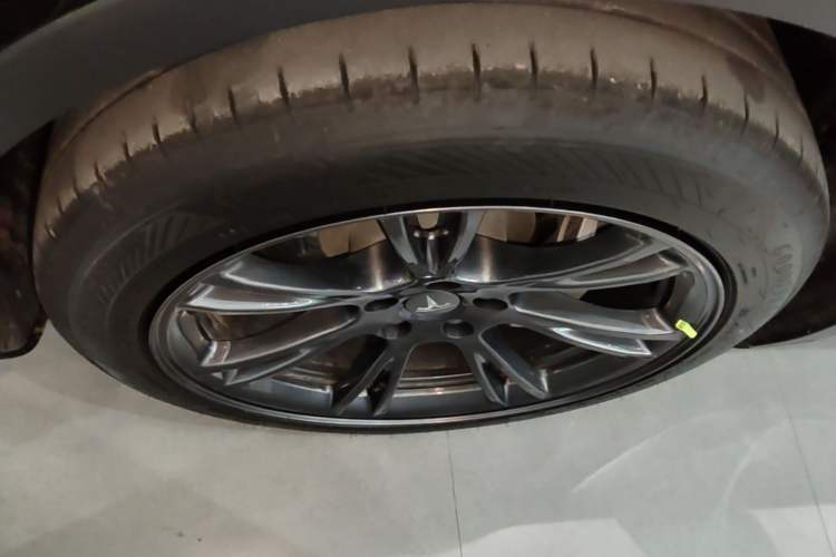 Used Tesla Model Y 2023 Rear-Wheel-Drive Version Left Front Wheel Hub