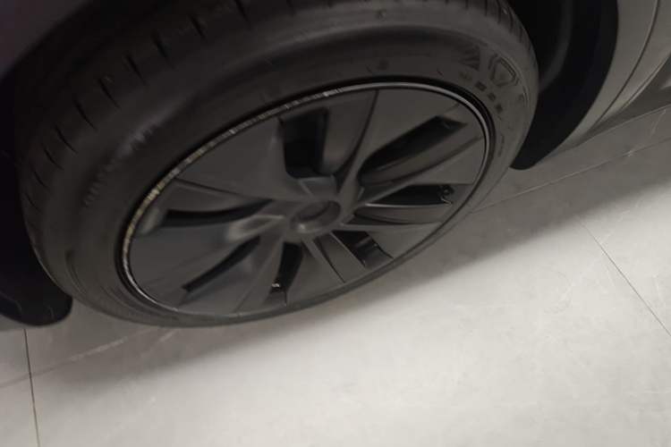 Used Tesla Model Y 2023 Rear-Wheel-Drive Version Left Front Wheel Hub