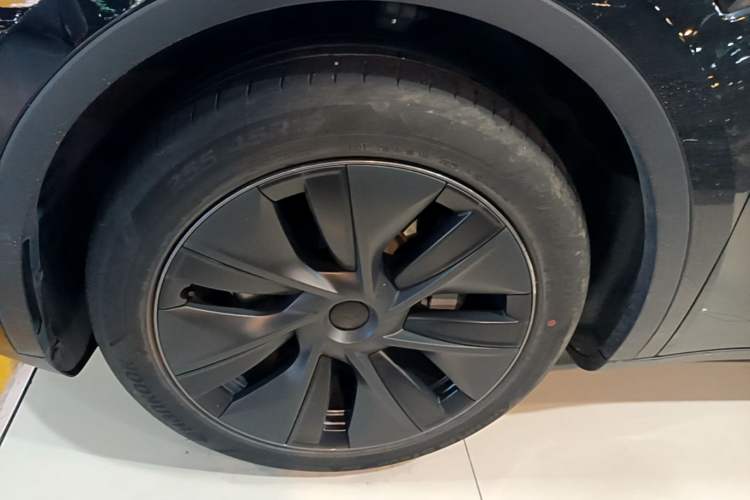 Used Tesla Model Y 2023 Long-Range All-Wheel-Drive Version Left Front Wheel Hub