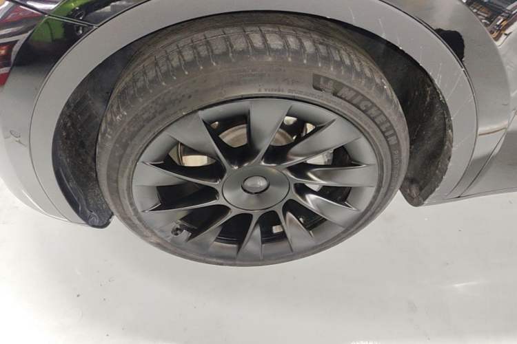 Used Tesla Model Y 2023 Long-Range All-Wheel-Drive Version Left Front Wheel Hub