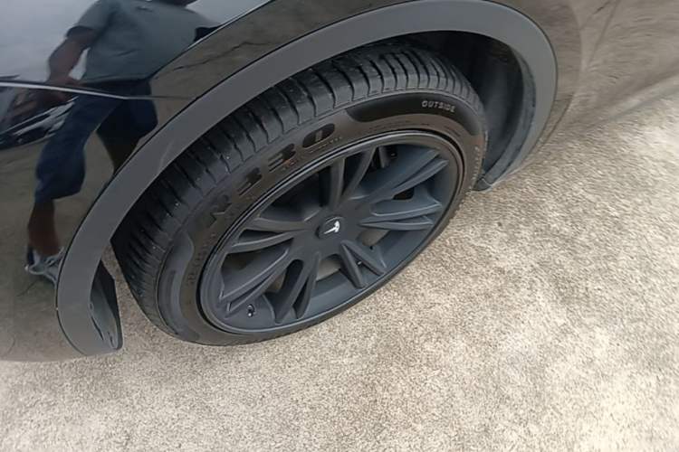 Used Tesla Model Y 2023 Long-Range All-Wheel-Drive Version Left Front Wheel Hub