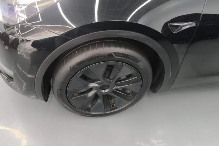 Used Tesla Model Y 2023 Long-Range All-Wheel-Drive Version Left Front Wheel Hub