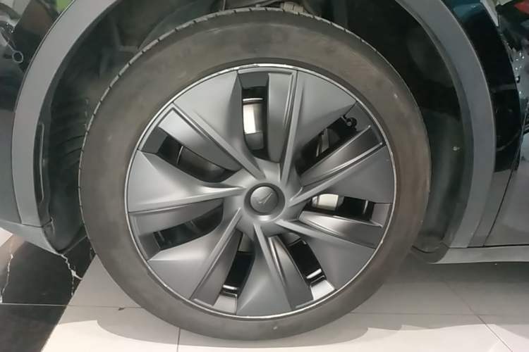 Used Tesla Model Y 2023 Rear-Wheel-Drive Version Left Front Wheel Hub