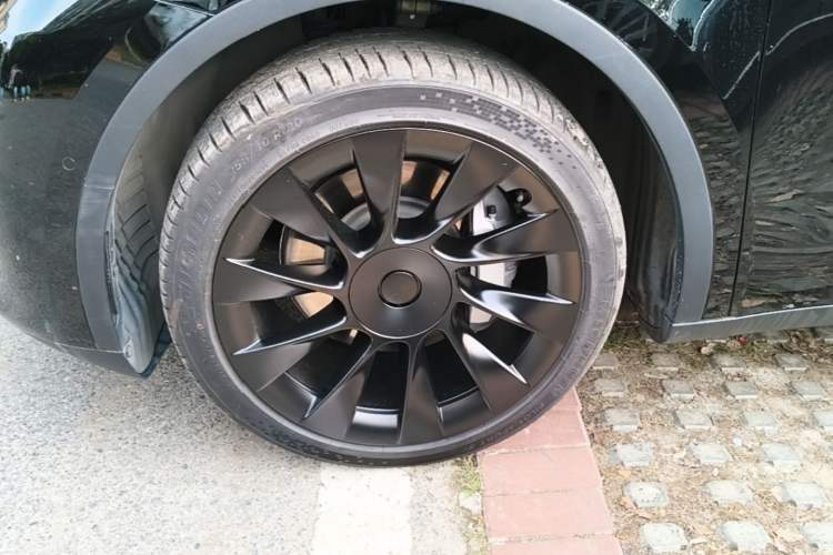 Used Tesla Model Y 2023 Long-Range All-Wheel-Drive Version Left Front Wheel Hub