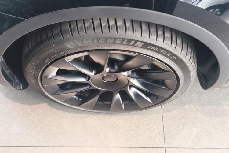 Used Tesla Model Y 2023 Long-Range All-Wheel-Drive Version Left Front Wheel Hub