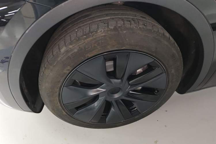 Used Tesla Model Y 2023 Long-Range All-Wheel-Drive Version Left Front Wheel Hub