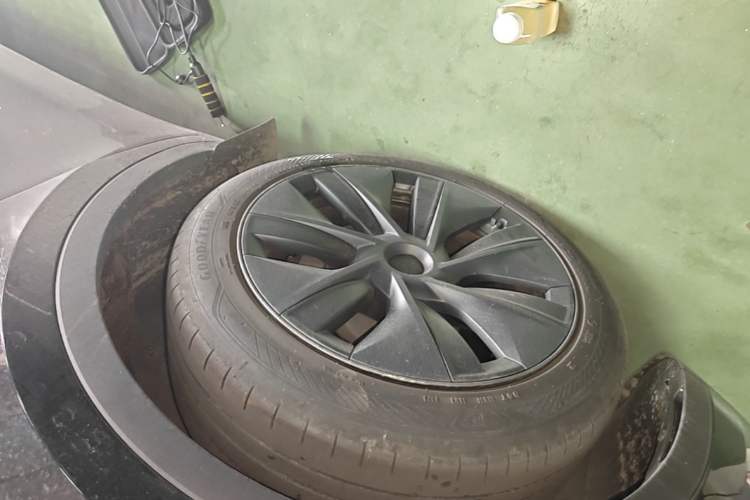 Used Tesla Model Y 2023 Rear-Wheel-Drive Version Left Front Wheel Hub