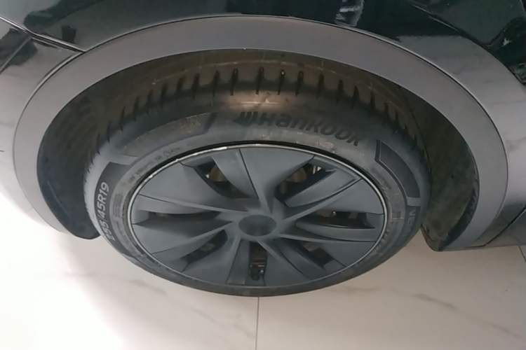 Used Tesla Model Y 2023 Long-Range All-Wheel-Drive Version Left Front Wheel Hub