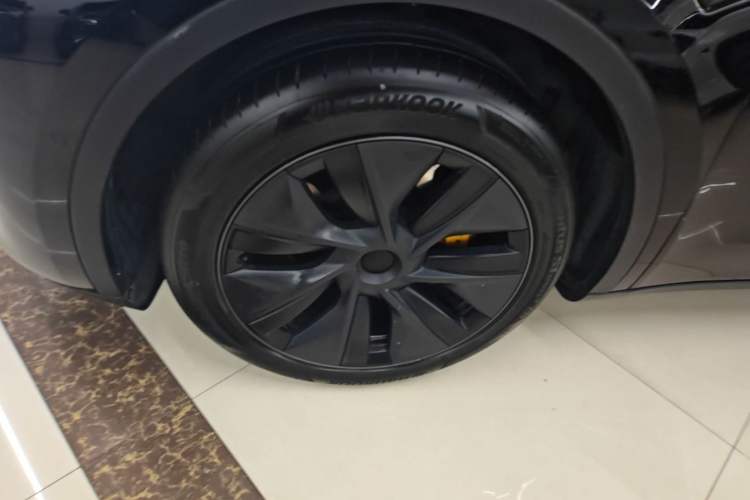 Used Tesla Model Y 2023 Long-Range All-Wheel-Drive Version Left Front Wheel Hub