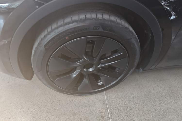 Used Tesla Model Y 2023 Long-Range All-Wheel-Drive Version Left Front Wheel Hub