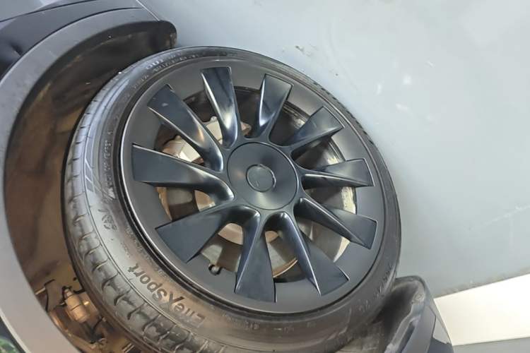 Used Tesla Model Y 2023 Rear-Wheel-Drive Version Left Front Wheel Hub