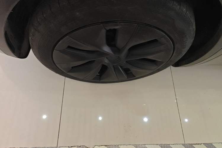 Used Tesla Model Y 2023 Rear-Wheel-Drive Version Left Front Wheel Hub