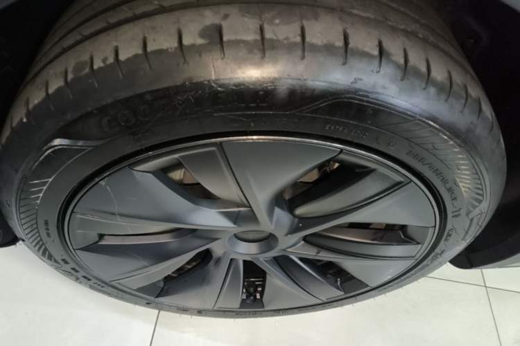 Used Tesla Model Y 2023 Rear-Wheel-Drive Version Left Front Wheel Hub