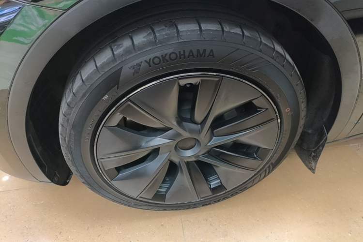 Used Tesla Model Y 2023 Long-Range All-Wheel-Drive Version Left Front Wheel Hub