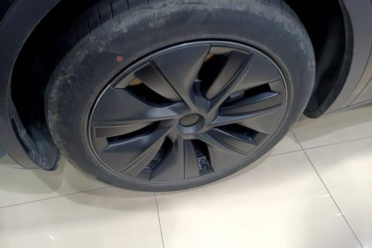 Used Tesla Model Y 2023 Long-Range All-Wheel-Drive Version Left Front Wheel Hub