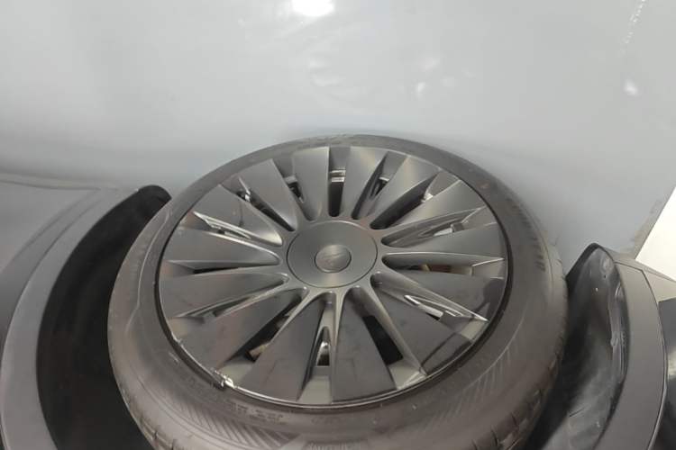Used Tesla Model Y 2023 Rear-Wheel-Drive Version Left Front Wheel Hub