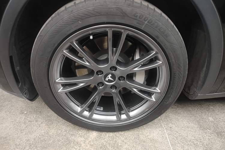 Used Tesla Model Y 2023 Rear-Wheel-Drive Version Left Front Wheel Hub