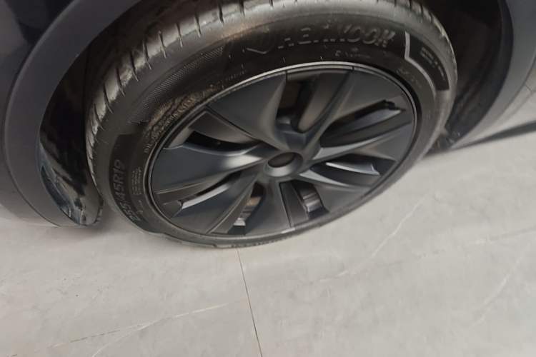 Used Tesla Model Y 2023 Long-Range All-Wheel-Drive Version Left Front Wheel Hub