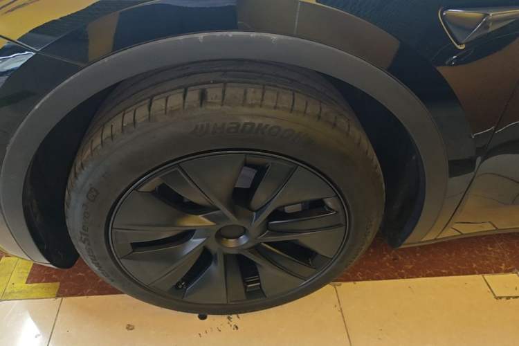 Used Tesla Model Y 2023 Long-Range All-Wheel-Drive Version Left Front Wheel Hub