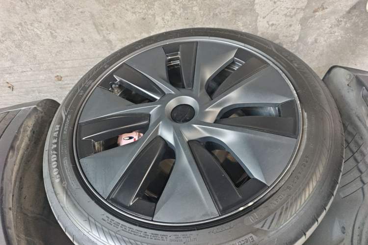 Used Tesla Model Y 2023 Rear-Wheel-Drive Version Left Front Wheel Hub