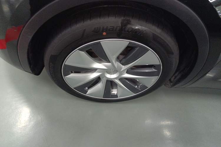 Used Tesla Model Y 2023 Long-Range All-Wheel-Drive Version Left Front Wheel Hub