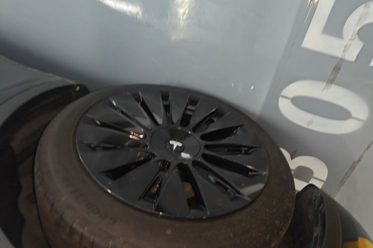 Used Tesla Model Y 2023 Rear-Wheel-Drive Version Left Front Wheel Hub