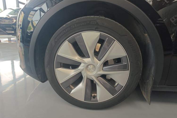 Used Tesla Model Y 2023 Long-Range All-Wheel-Drive Version Left Front Wheel Hub