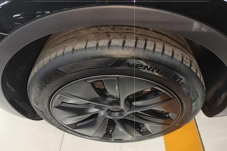 Used Tesla Model Y 2023 Long-Range All-Wheel-Drive Version Left Front Wheel Hub