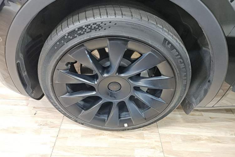 Used Tesla Model Y 2023 Rear-Wheel-Drive Version Left Front Wheel Hub