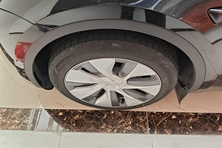 Used Tesla Model Y 2023 Long-Range All-Wheel-Drive Version Left Front Wheel Hub