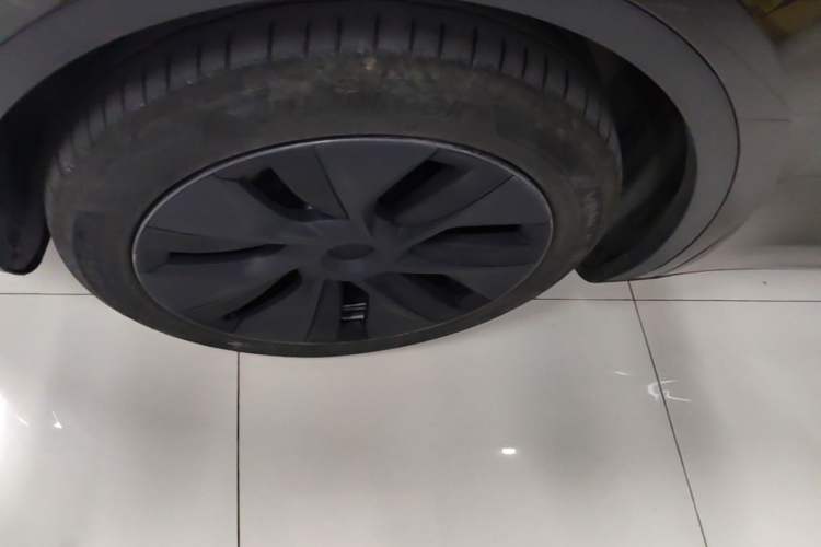 Used Tesla Model Y 2023 Long-Range All-Wheel-Drive Version Left Front Wheel Hub