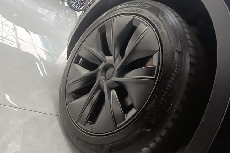 Used Tesla Model Y 2023 Long-Range All-Wheel-Drive Version Left Front Wheel Hub