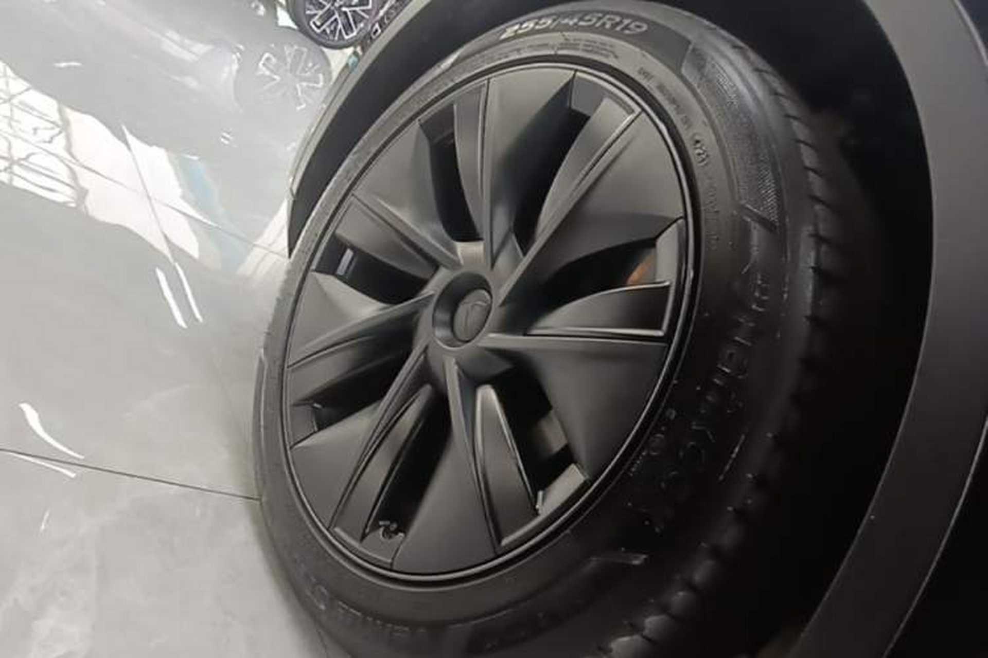Used Tesla Model Y 2023 Long-Range All-Wheel-Drive Version Left Front Wheel Hub