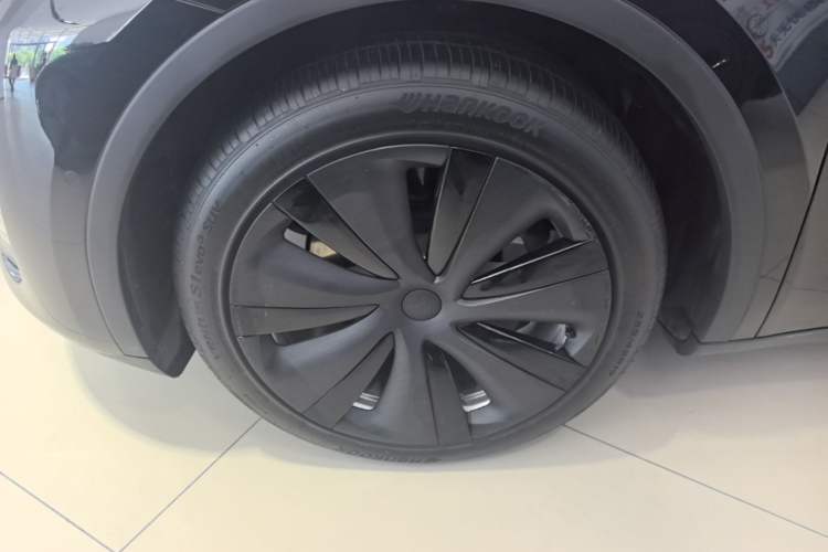 Used Tesla Model Y 2023 Long-Range All-Wheel-Drive Version Left Front Wheel Hub