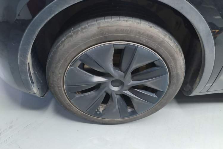 Used Tesla Model Y 2023 Rear-Wheel-Drive Version Left Front Wheel Hub