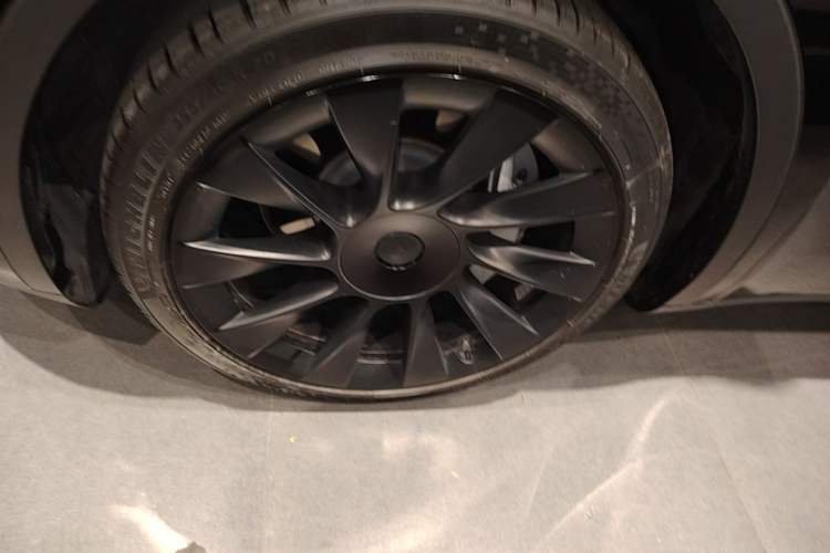 Used Tesla Model Y 2023 Long-Range All-Wheel-Drive Version Left Front Wheel Hub