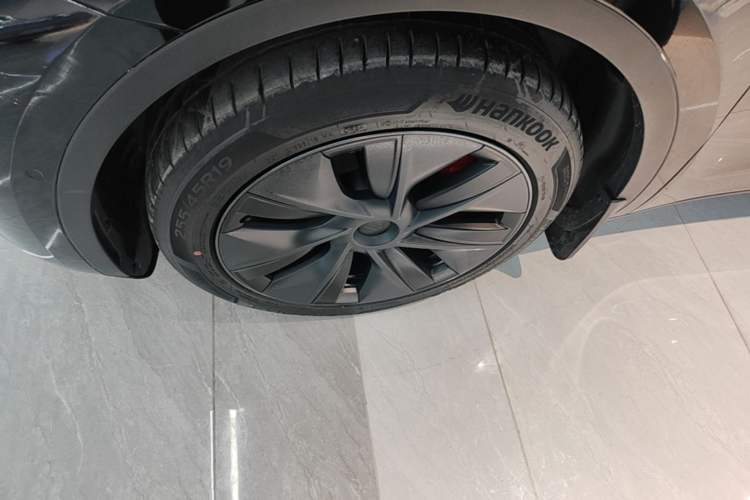 Used Tesla Model Y 2023 Long-Range All-Wheel-Drive Version Left Front Wheel Hub