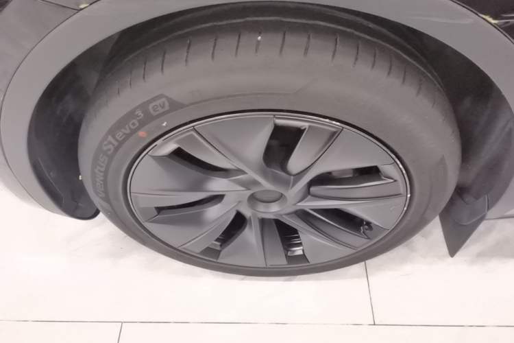 Used Tesla Model Y 2023 Long-Range All-Wheel-Drive Version Left Front Wheel Hub