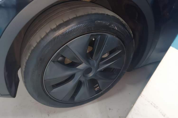 Used Tesla Model Y 2023 Rear-Wheel-Drive Version Left Front Wheel Hub