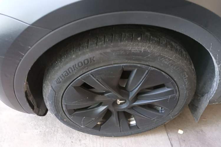 Used Tesla Model Y 2023 Long-Range All-Wheel-Drive Version Left Front Wheel Hub