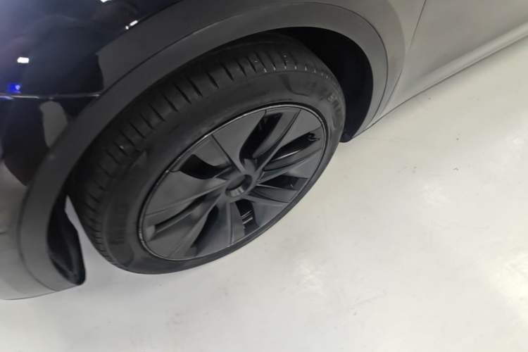 Used Tesla Model Y 2023 Rear-Wheel-Drive Version Left Front Wheel Hub