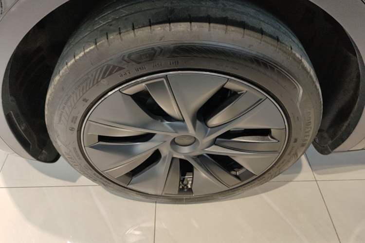 Used Tesla Model Y 2023 Rear-Wheel-Drive Version Left Front Wheel Hub
