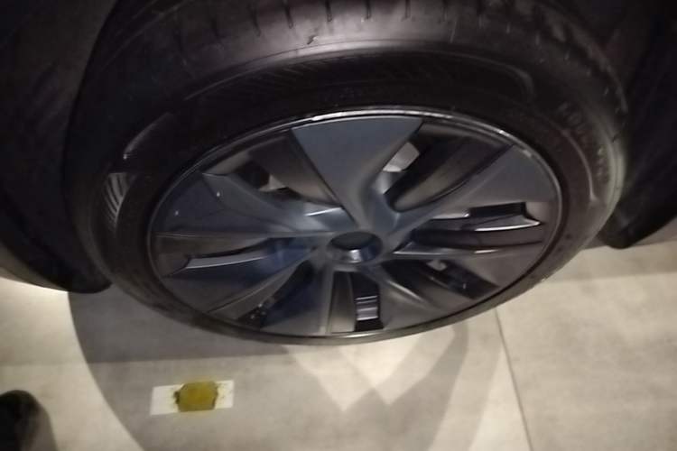 Used Tesla Model Y 2023 Rear-Wheel-Drive Version Left Front Wheel Hub