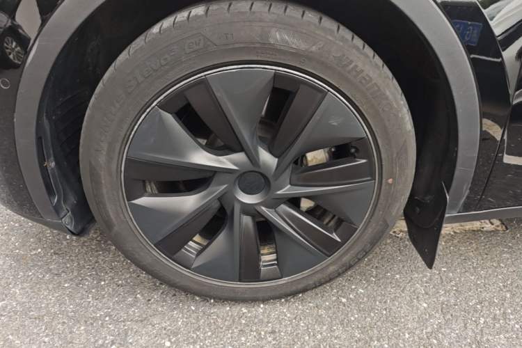 Used Tesla Model Y 2023 Long-Range All-Wheel-Drive Version Left Front Wheel Hub