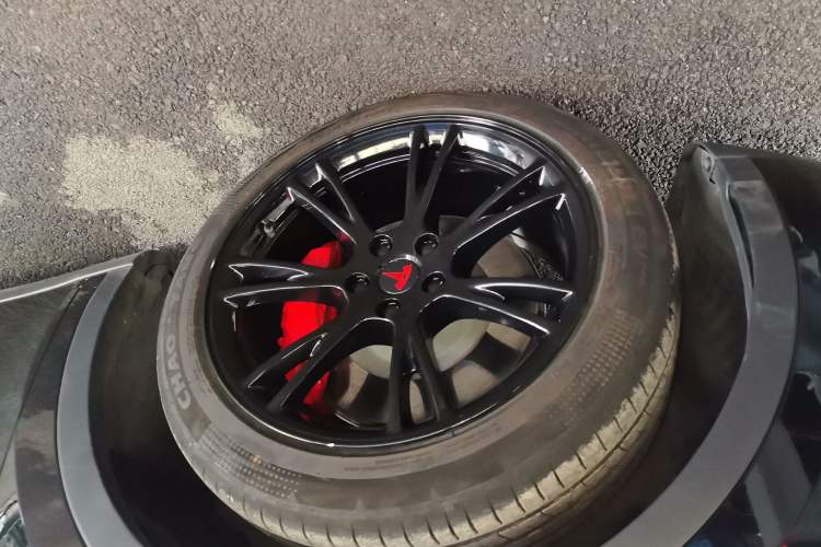Used Tesla Model Y 2023 Rear-Wheel-Drive Version Left Front Wheel Hub