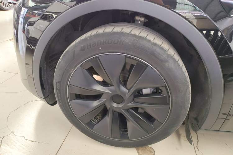 Used Tesla Model Y 2023 Long-Range All-Wheel-Drive Version Left Front Wheel Hub