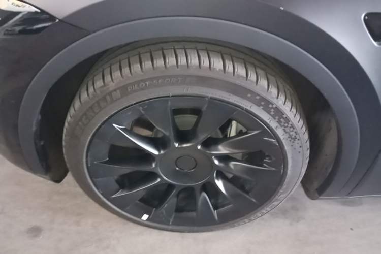 Used Tesla Model Y 2023 Long-Range All-Wheel-Drive Version Left Front Wheel Hub